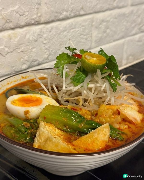 令我最難忘的美食必定是雜錦海鮮喇沙，喇沙湯底由當地餐廳自家炒...