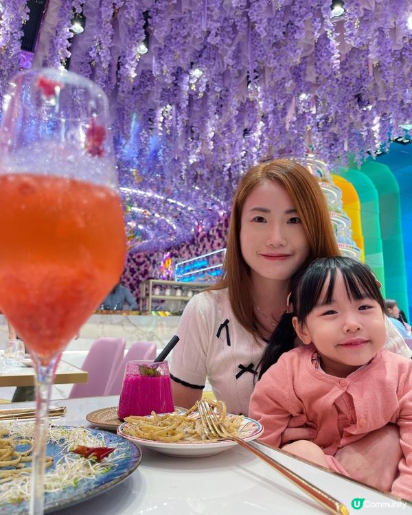 Oh my god 太靚啦😍😆漫花燈火OMG呢間餐廳真係太靚啦😍，我哋去咗呢度食飯慶祝母親節🥰，滿天花海好浪漫🪻，賞心悅目😍，食物同飲品都好有特色，擺盤好靚👍，佢哋仲會提供一個萬花筒供你觀賞用👏，兩