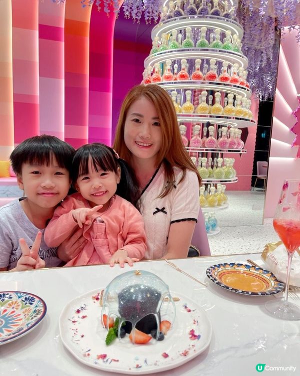 Oh my god 太靚啦😍😆漫花燈火OMG呢間餐廳真係太靚啦😍，我哋去咗呢度食飯慶祝母親節🥰，滿天花海好浪漫🪻，賞心悅目😍，食物同飲品都好有特色，擺盤好靚👍，佢哋仲會提供一個萬花筒供你觀賞用👏，兩