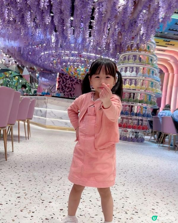 Oh my god 太靚啦😍😆漫花燈火OMG呢間餐廳真係太靚啦😍，我哋去咗呢度食飯慶祝母親節🥰，滿天花海好浪漫🪻，賞心悅目😍，食物同飲品都好有特色，擺盤好靚👍，佢哋仲會提供一個萬花筒供你觀賞用👏，兩