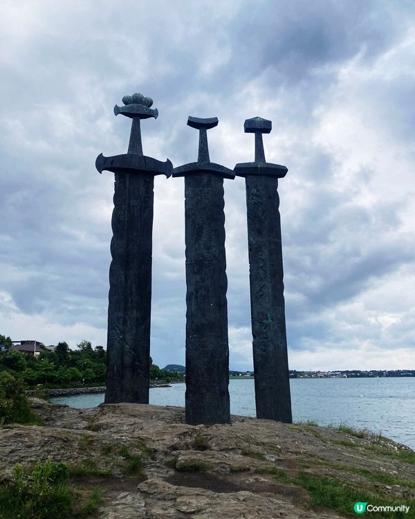 挪威～Swords in rock