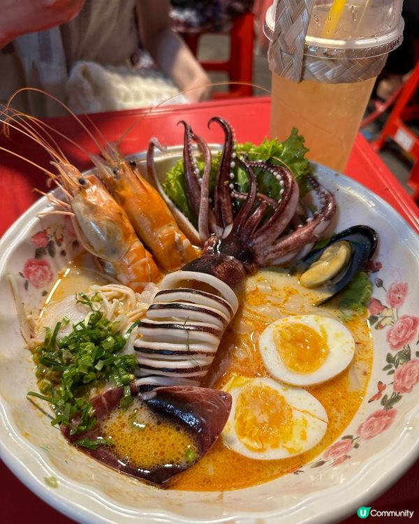 清邁大學後門夜市，139泰銖海鮮冬陰功麵🦑🦑