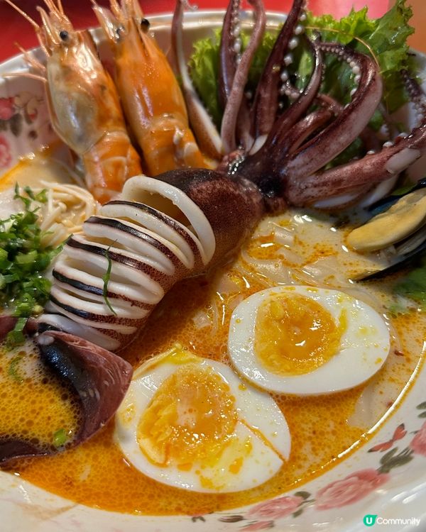 清邁大學後門夜市，139泰銖海鮮冬陰功麵🦑🦑