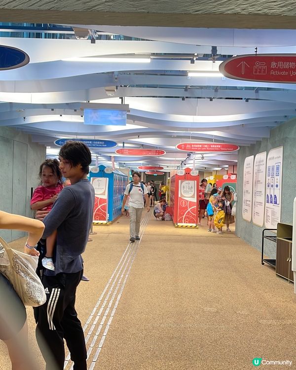 海洋公園水上樂園：等玩時的風景，儲物櫃和餐廳的食物
