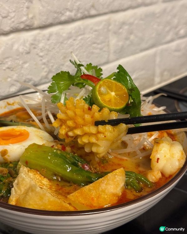 令我最難忘的美食必定是雜錦海鮮喇沙，喇沙湯底由當地餐廳自家炒...