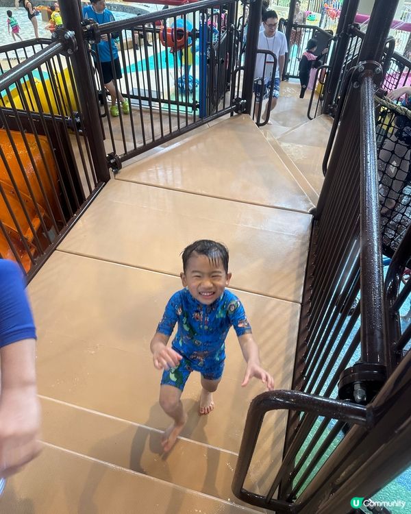 第一次到訪海洋公園水上樂園，好有驚喜。驚?係大人小朋友滑梯都...