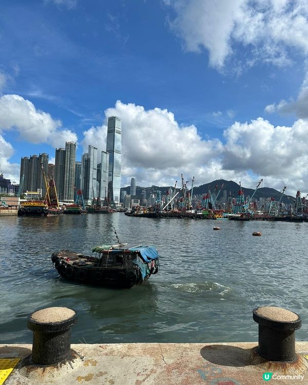 去了大角咀海輝道公園看海景和遊玩,和去了斧山道游泳池游水。