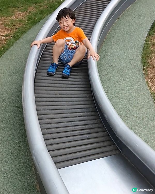 啟德車站二期公園，有水池也有兒童遊玩的設施