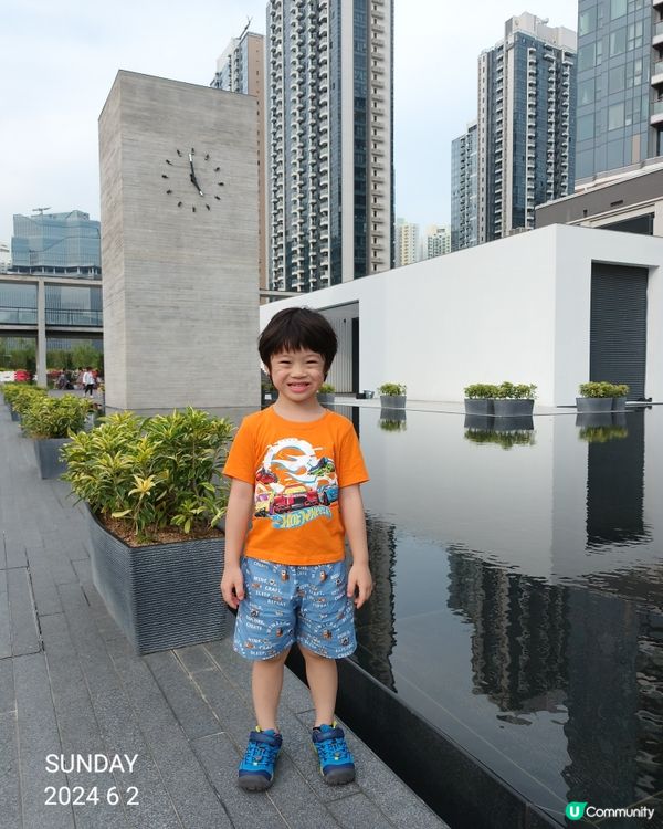 啟德車站二期公園，有水池也有兒童遊玩的設施