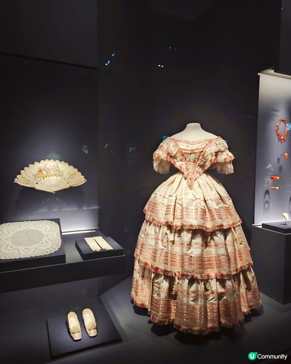 在宮廷劇裡常常看到華麗非凡的法式大裙擺禮服🥳美麗動人的內在藏...