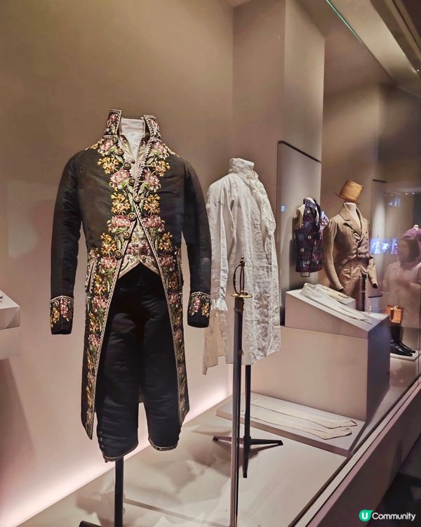 在宮廷劇裡常常看到華麗非凡的法式大裙擺禮服🥳美麗動人的內在藏...