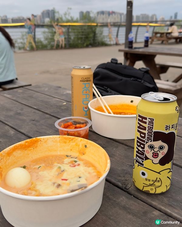 去首爾旅行，必到漢江旁邊煮拉麵，翻版韓劇浪漫情節！然後要穿韓...