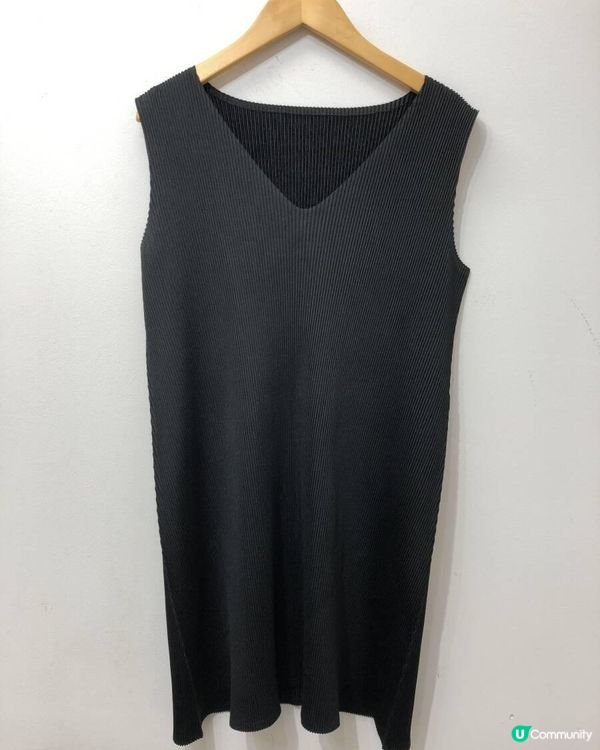 三宅一生皺紋布黑色V領背心(Funbid)