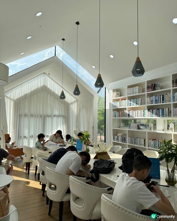 屬於文青的白色棲息圖書館