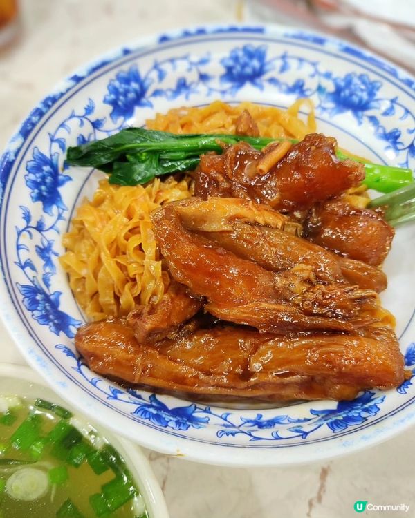 東大街係香港其中一條食街，食店林立，咩類型嘅餐廳都有，粉麵店...