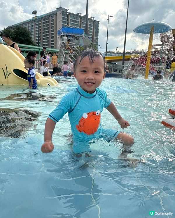 夏天去?游泳池暢泳，享受陽光與涼快；去?港鐵位於九龍站既港鐵...