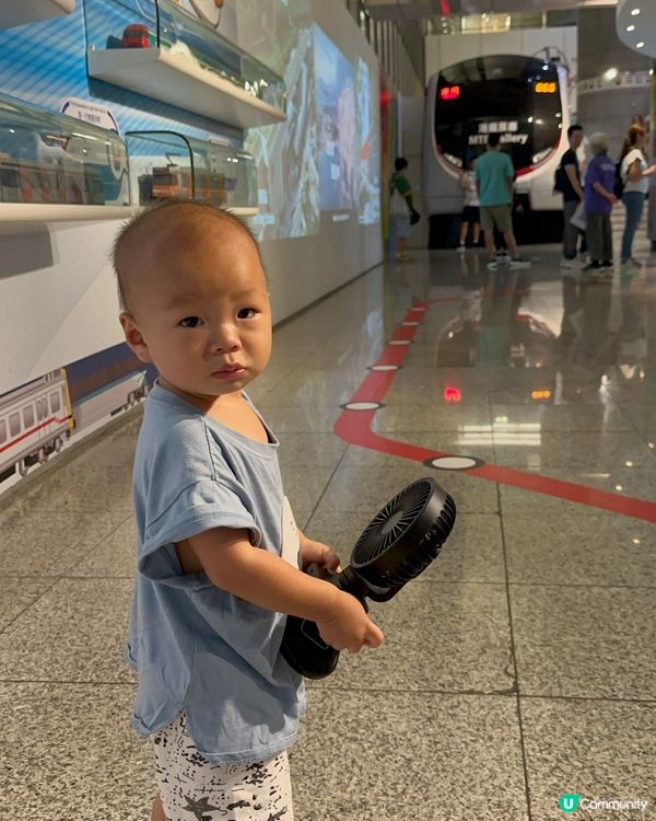 夏天去?游泳池暢泳，享受陽光與涼快；去?港鐵位於九龍站既港鐵...