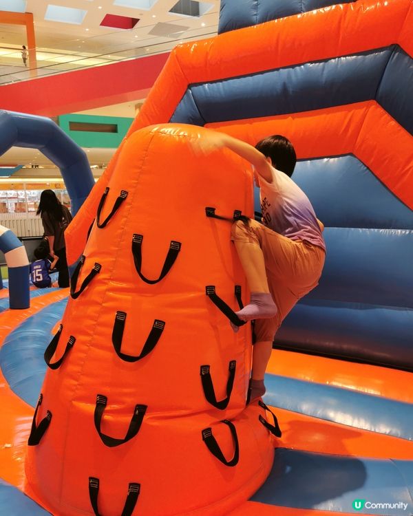 荃灣愉景新城有免費充氣彈床，快?帶小朋友來玩la，記住要帶防...