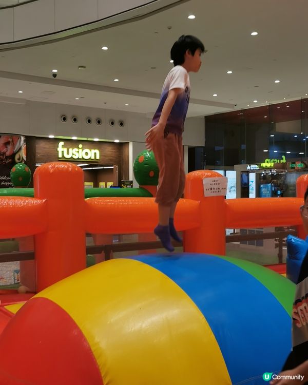 荃灣愉景新城有免費充氣彈床，快?帶小朋友來玩la，記住要帶防...