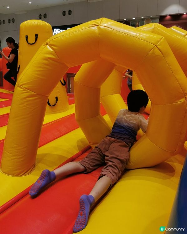 荃灣愉景新城有免費充氣彈床，快?帶小朋友來玩la，記住要帶防...