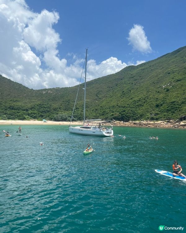 水清沙幼的甕缸灣，由西貢碼頭出發半小時就到，十分少人的沙灘，...