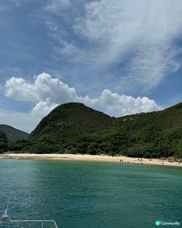 水清沙幼的甕缸灣，由西貢碼頭出發半小時就到，十分少人的沙灘，...