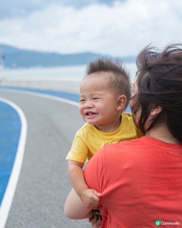 趁炎炎夏日一家親子到深圳浪騎瞻雲海濱度假酒店，一個充滿陽光與...