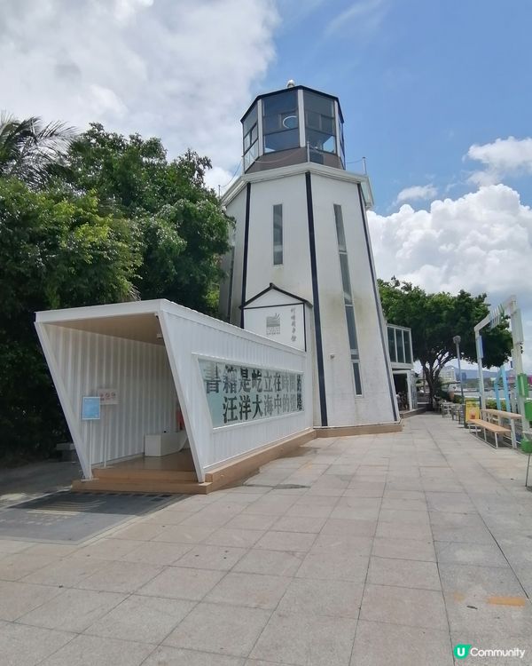 在深圳的燈塔圖書館，享受當中的寧靜和海景，別有一番風味。