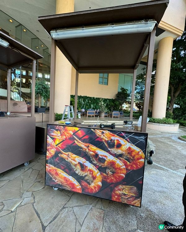 位於屯門黃金海岸酒店地下聆風咖啡廳戶外的燒烤地 有陽光藍天椰...