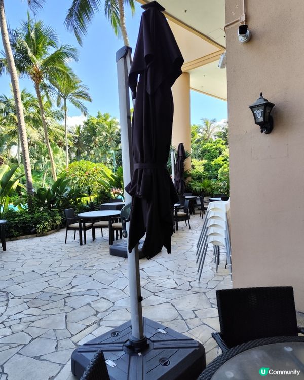 位於屯門黃金海岸酒店地下聆風咖啡廳戶外的燒烤地 有陽光藍天椰...