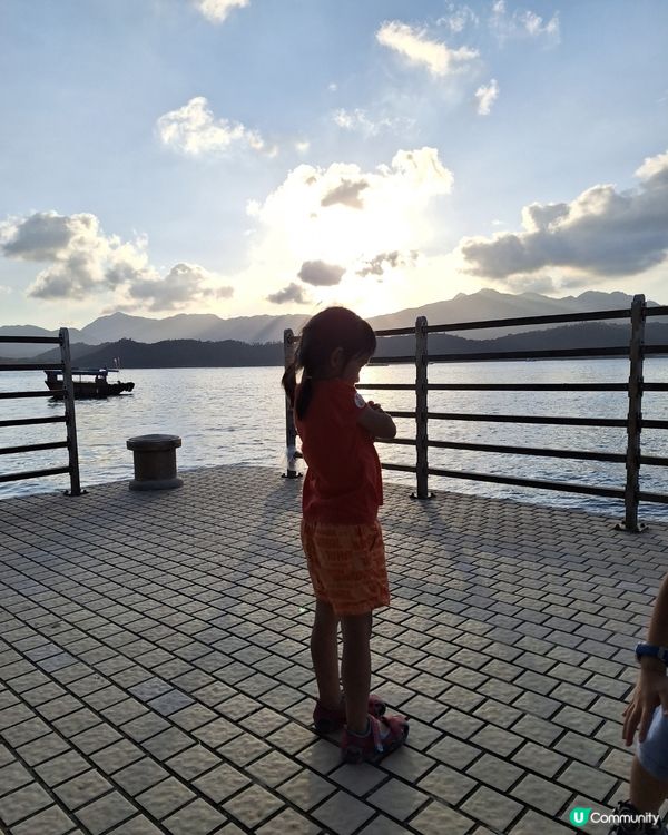 西頁橋咀島玩水後順便在碼頭影日落， 或是到泳池玩水
