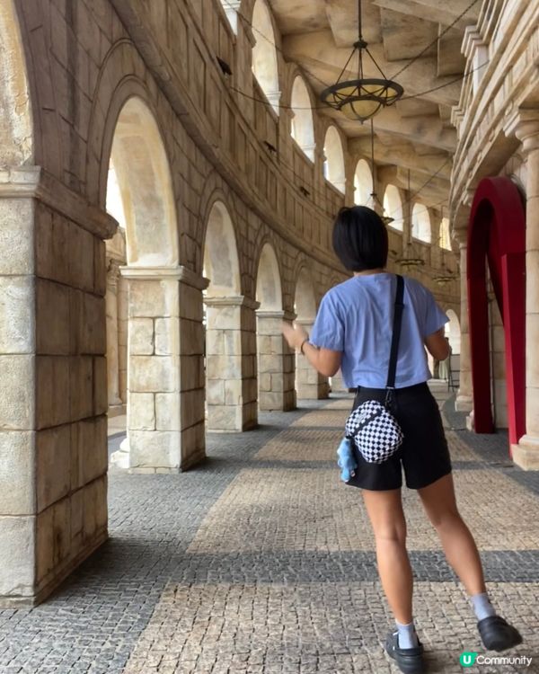 首先是在澳門的黑沙環沙灘那些沙是黑色的