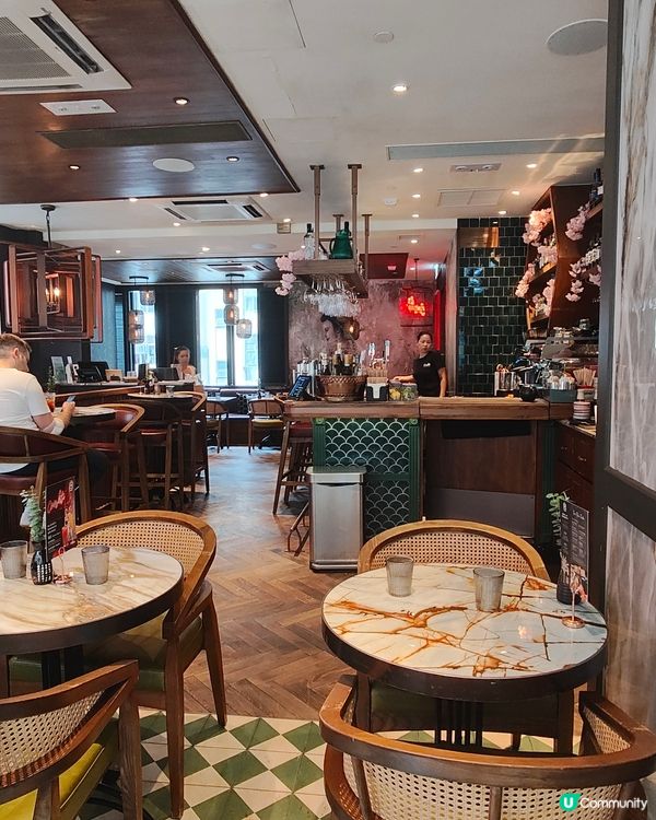 🎎喺灣仔利東街，有一間好有特色嘅日式fusion酒吧。午市套...