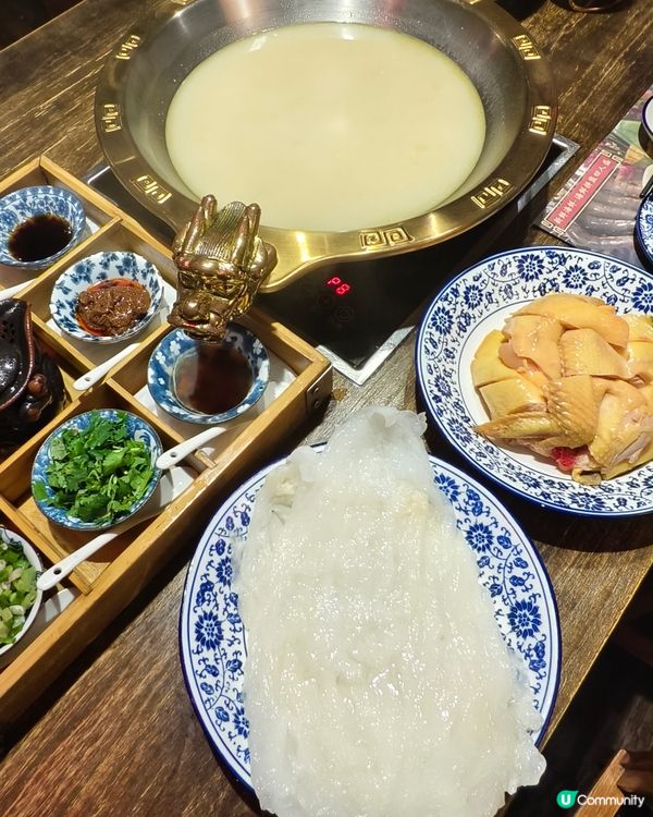 北角宮廷式火鍋，必點花膠雞湯底
