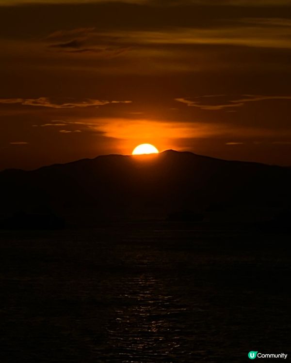 晚天長，秋水蒼，山腰落日，雁背斜陽。