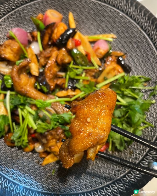 環境一流，打卡必備📸酸菜魚二人份，份量也啱啱好！