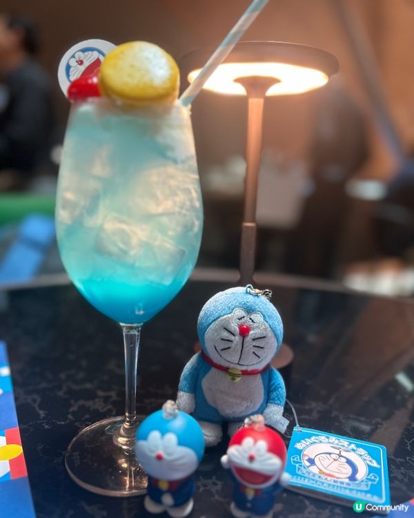 這是期間限定店100%多啦A夢 & Friends的主題餐廳...