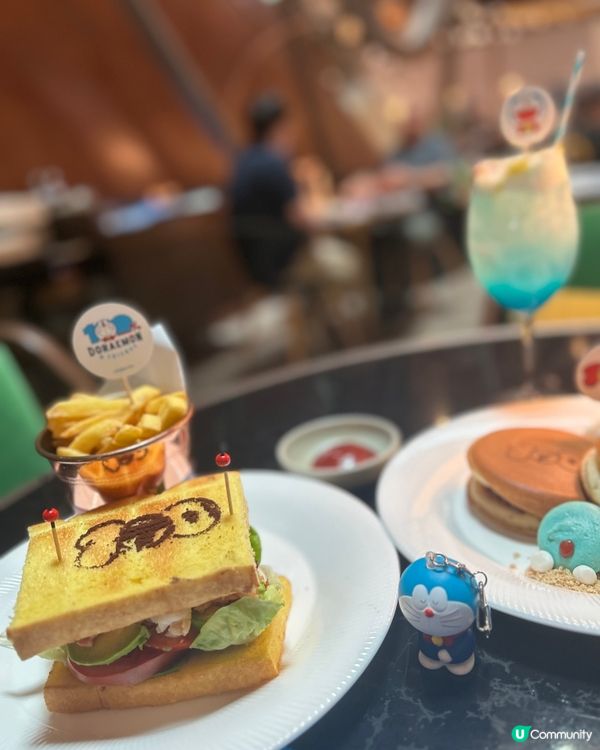 這是期間限定店100%多啦A夢 & Friends的主題餐廳...