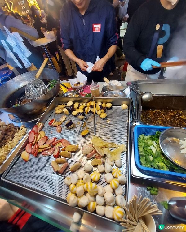 炸讓三宝是港式掃街小食之一與蛋糕生日慶祝，為壽星生日禮物。