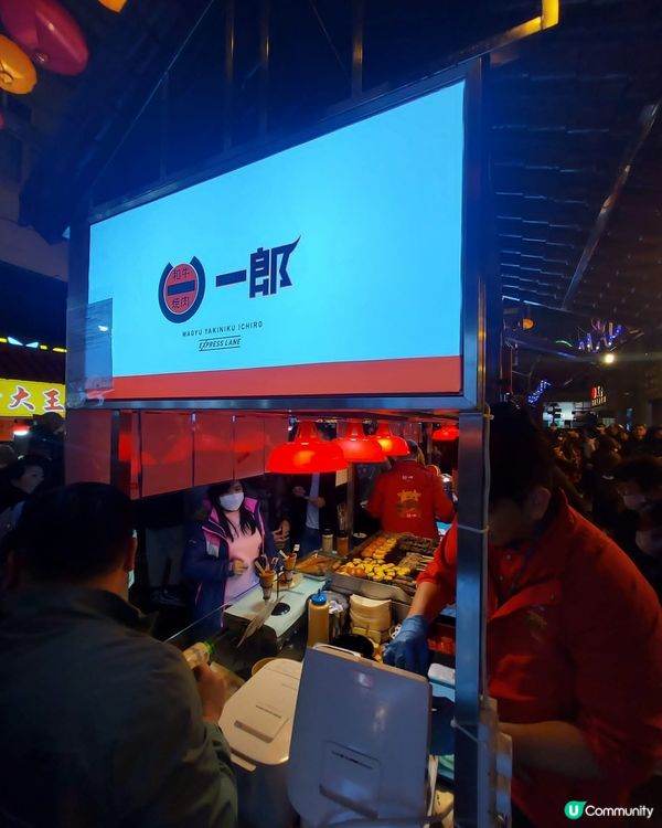 炸讓三宝是港式掃街小食之一與蛋糕生日慶祝，為壽星生日禮物。