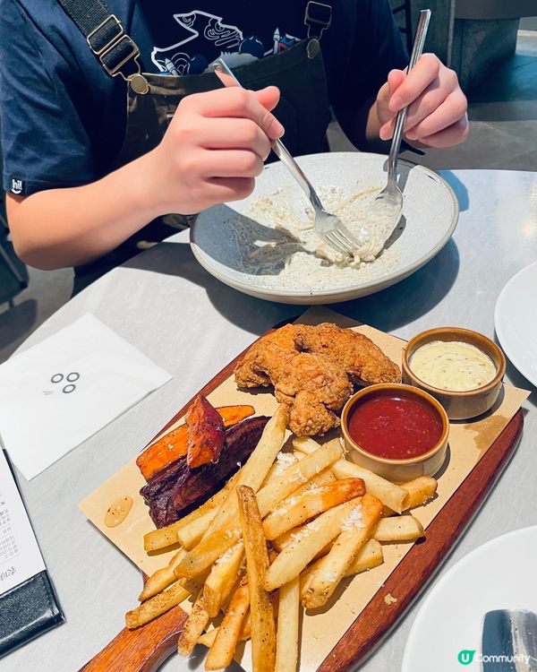 卡邦尼意粉，芝士味濃郁。小食拼盤，最特別佢嘅紅薯薯條甜而不漏...