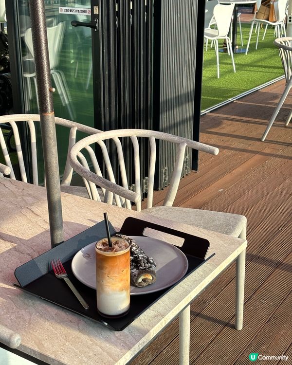 韓國仁寸的Cliff Cafe喺海邊，可以見到日落加海景同沙...