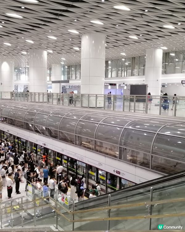 大梅沙站色彩基調以深藍色和白色為主, ,站內的藝術大燈、採光...