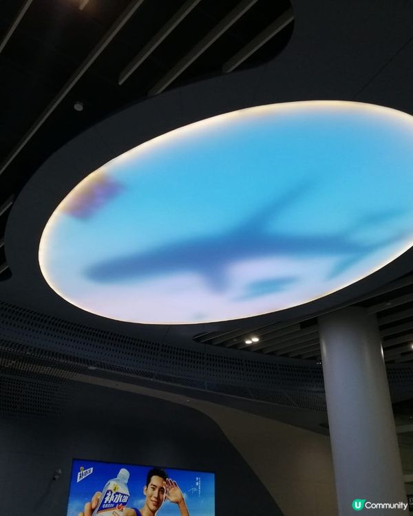 大梅沙站色彩基調以深藍色和白色為主, ,站內的藝術大燈、採光...