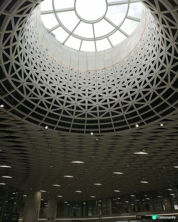 大梅沙站色彩基調以深藍色和白色為主, ,站內的藝術大燈、採光...