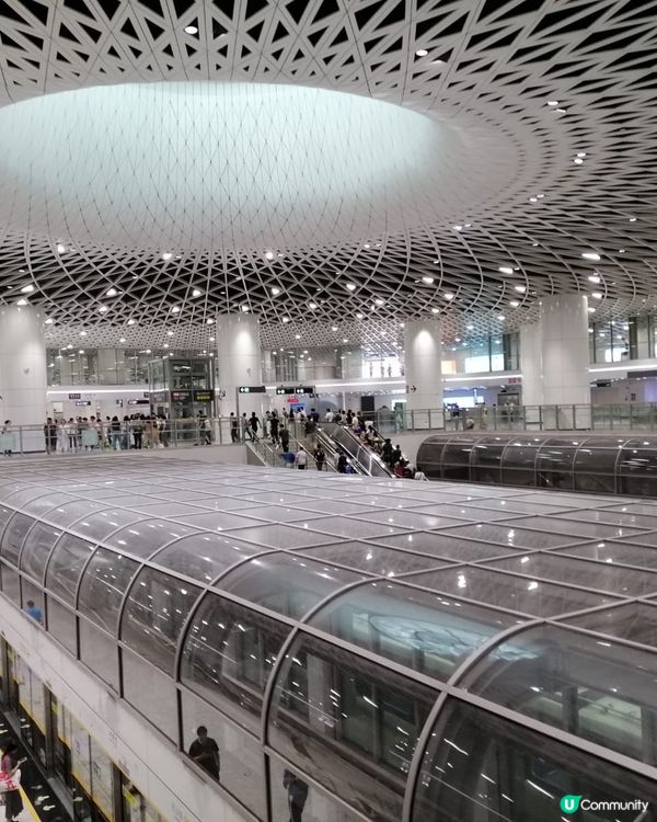 大梅沙站色彩基調以深藍色和白色為主, ,站內的藝術大燈、採光...