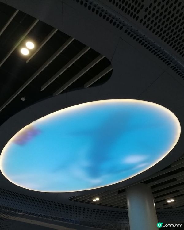 大梅沙站色彩基調以深藍色和白色為主, ,站內的藝術大燈、採光...