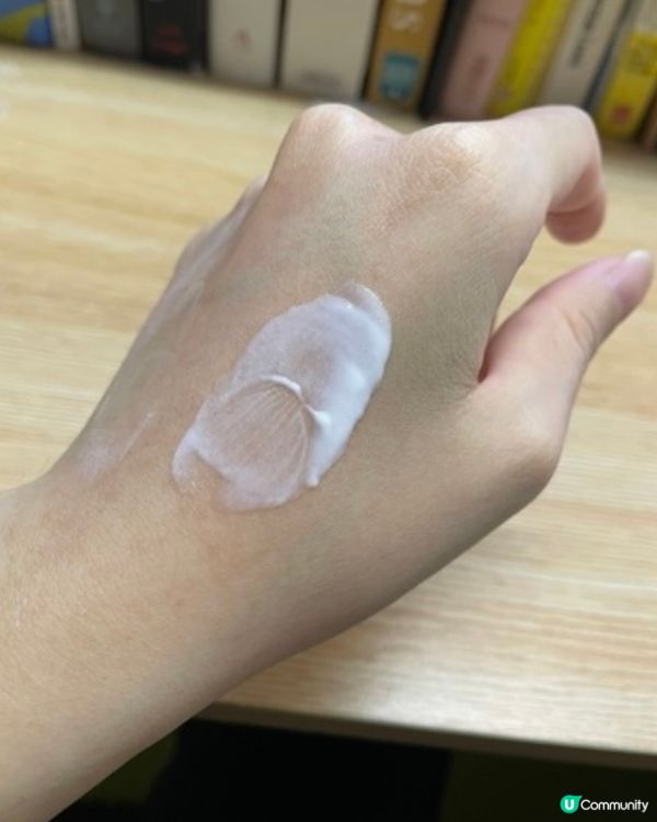 這次要分享的是凡士林新出的「5D極護水感防曬乳」我是出門前擠...