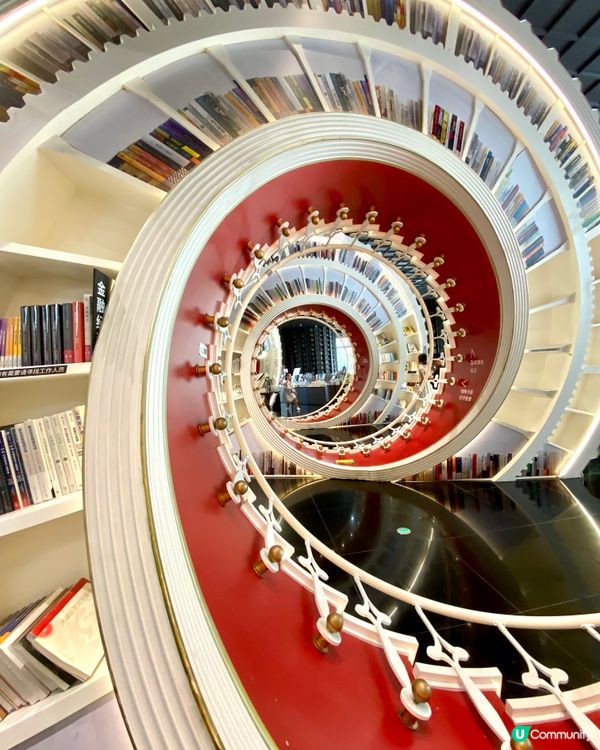 捲進🌪️ 打卡 📸 螺旋形書海 ✨🌪️📚