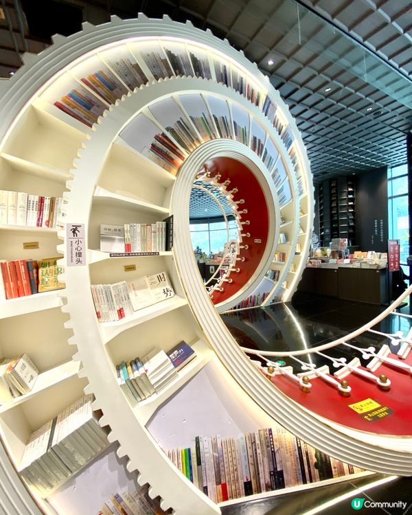 捲進🌪️ 打卡 📸 螺旋形書海 ✨🌪️📚